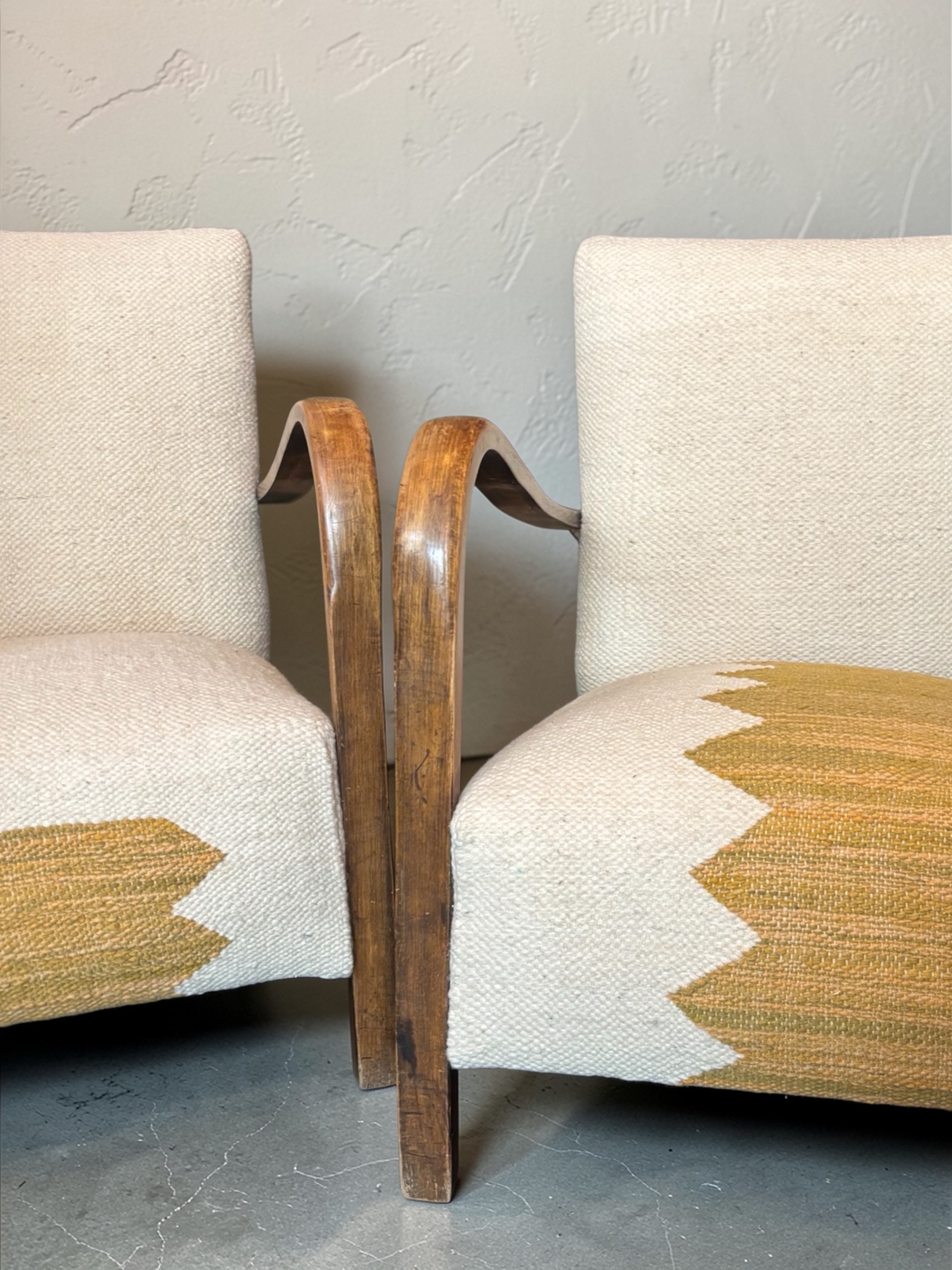 mise en situation fauteuil Studio recouvert tapis marocain Atelier Anne Lavit Lyon