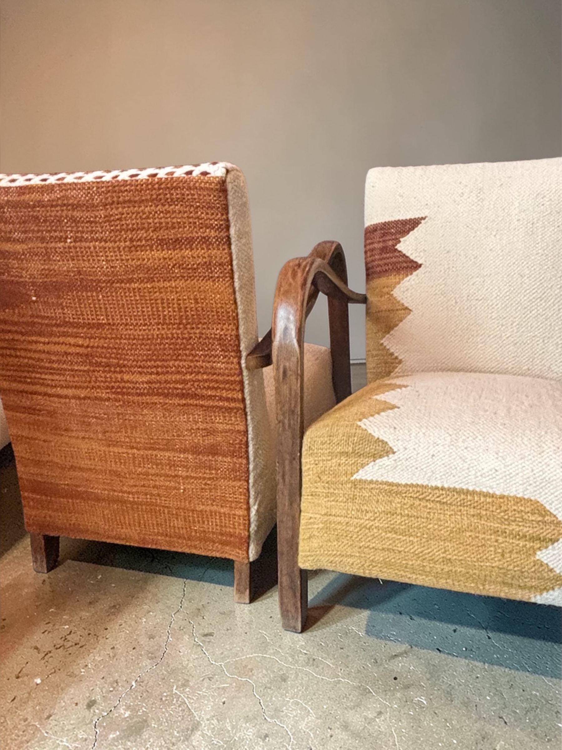 Verso Fauteuil Studio recouvert avec un tapis marocain - Atelier Anne Lavit Lyon